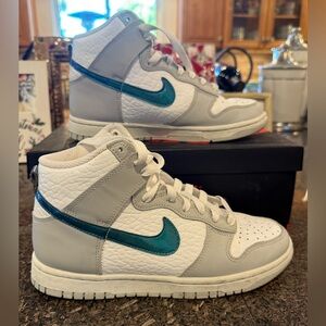 NIKE shoes. Women’s 7. Used.